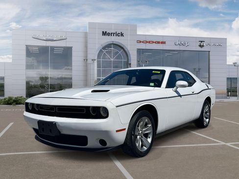 Used 2016 Dodge Challenger SXT RWD image 4