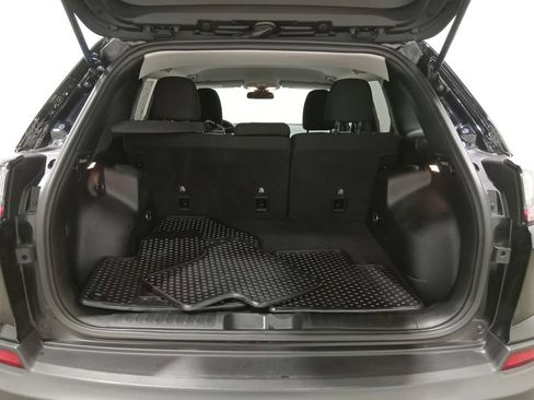 Used 2019 Jeep Cherokee Latitude w/ Cold Weather Group FWD image 5