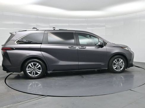 Used 2021 Toyota Sienna Limited FWD image 30