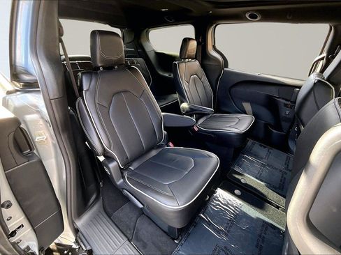 New 2026 Chrysler Pacifica Limited w/ S Appearance Package image 10