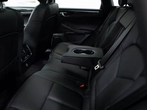 Certified 2025 Porsche Macan image 28