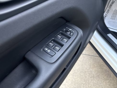 Used 2025 Volvo XC60 B5 Plus image 15