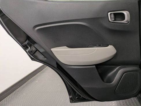 Used 2021 Hyundai Venue SEL w/ Premium Package image 25