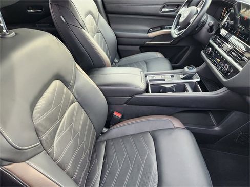 Used 2024 Nissan Pathfinder Platinum image 14