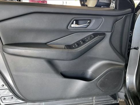 Used 2025 Nissan Rogue SV FWD image 2