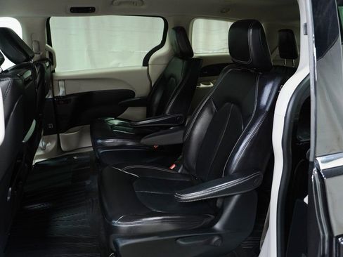 Used 2022 Chrysler Pacifica Touring-L w/ Uconnect Theater Family Group FWD image 14