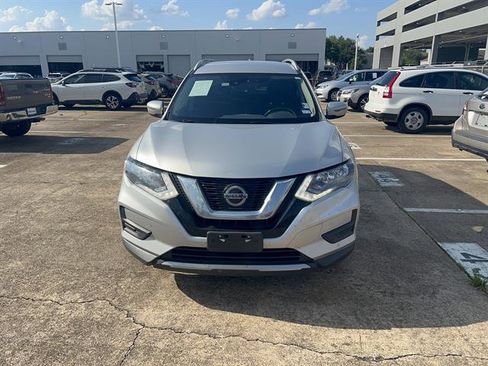 Used 2019 Nissan Rogue SV FWD image 2
