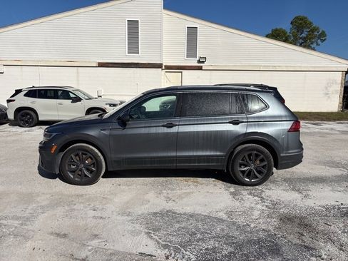 Used 2023 Volkswagen Tiguan SE w/ Panoramic Sunroof Package image 17