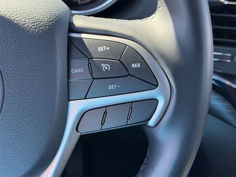 Used 2022 Jeep Grand Cherokee Laredo X image 14