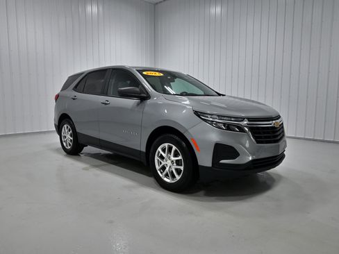 Used 2024 Chevrolet Equinox LS w/ LS Convenience Package FWD image 3