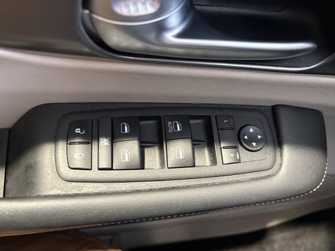 Used 2024 Chrysler Pacifica Touring-L image 10