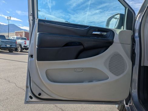 Used 2015 Chrysler Town & Country Touring w/ Driver Convenience Group FWD image 14