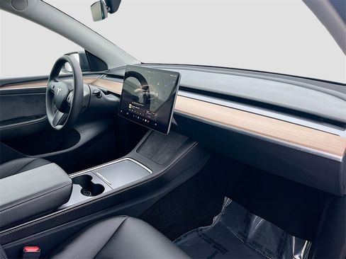 Used 2025 Tesla Model Y Long Range image 26