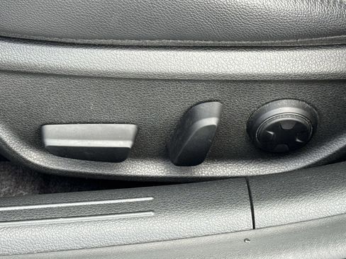 Used 2023 Genesis G70 2.0T image 21