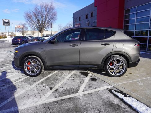 New 2024 Alfa Romeo Tonale Veloce image 9