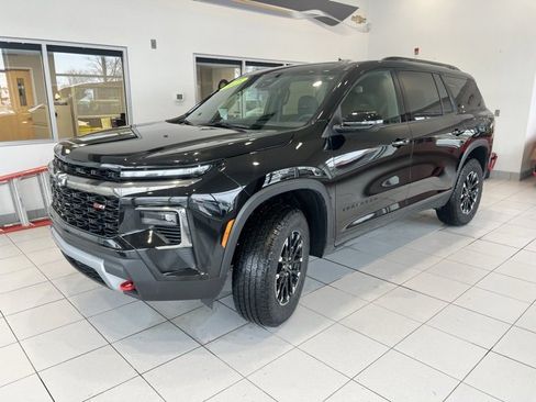 Used 2025 Chevrolet Traverse Z71 image 3