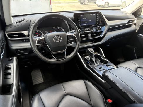 Used 2022 Toyota Highlander XLE AWD/4WD image 11