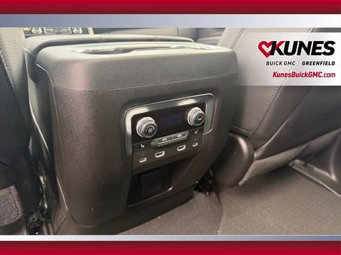 Used 2024 GMC Yukon Denali w/ Advanced Technology Package AWD/4WD image 9