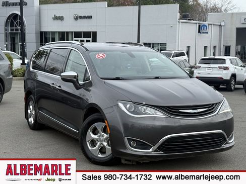 Used 2018 Chrysler Pacifica Limited image 1