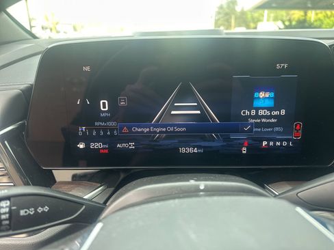 Used 2025 Chevrolet Suburban Z71 image 12