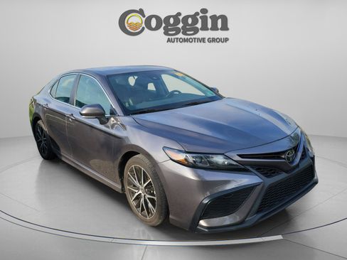 Used 2023 Toyota Camry SE FWD image 7