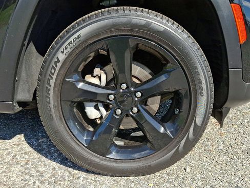 Certified 2023 Jeep Grand Cherokee Limited w/ Black Appearance Package AWD/4WD image 8