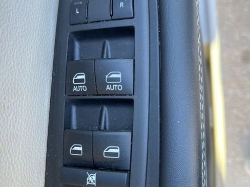 Used 2024 Chrysler Pacifica Touring-L image 14