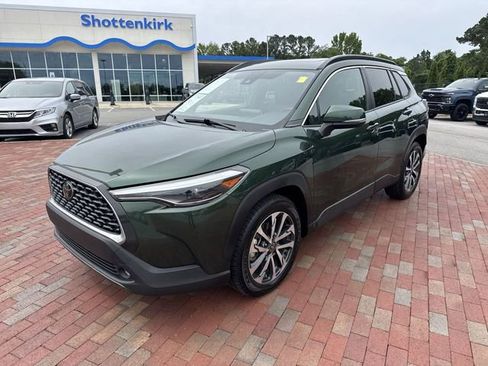 Used 2022 Toyota Corolla Cross XLE w/ Convenience Package FWD image 1