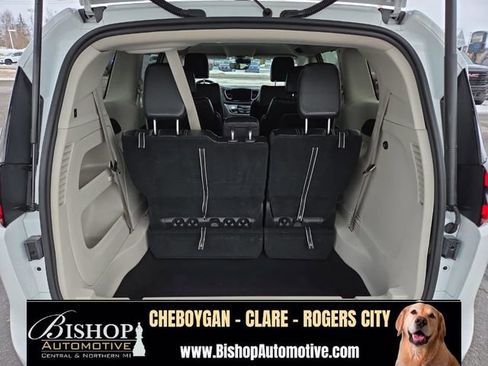 Used 2023 Chrysler Pacifica Touring-L FWD image 34