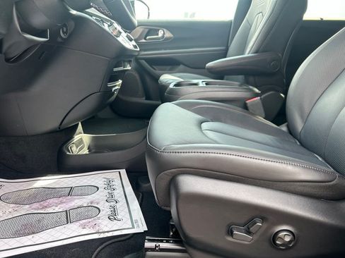 New 2027 Chrysler Pacifica Select AWD/4WD image 12