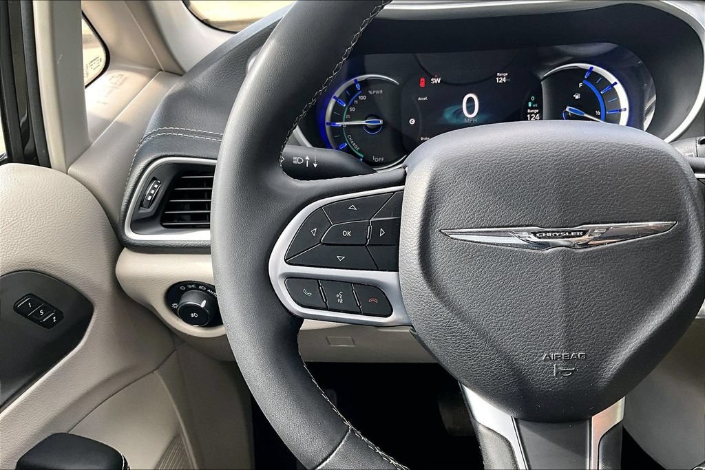 Used 2023 Chrysler Pacifica Touring-L FWD image 18