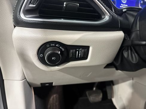 Used 2024 Chrysler Pacifica Limited FWD image 35