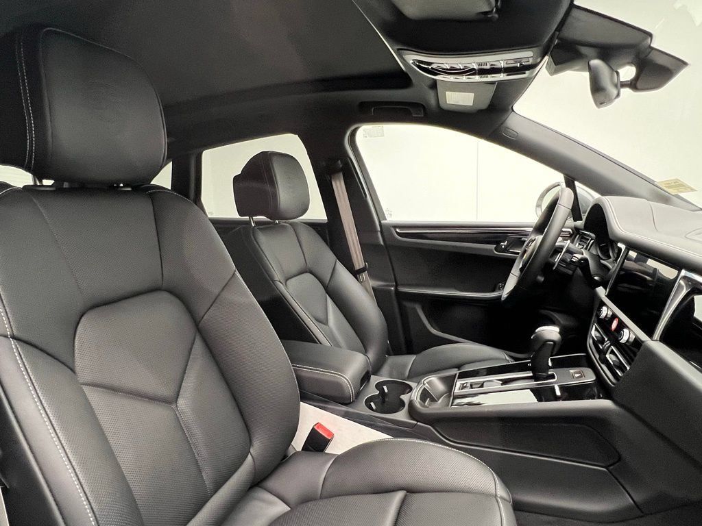 Used 2026 Porsche Macan AWD/4WD image 18