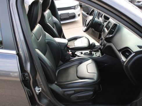 Used 2019 Jeep Cherokee Latitude Plus w/ Comfort/Convenience Group FWD image 41