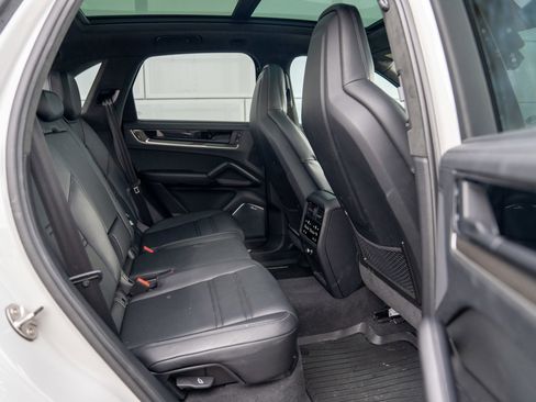Certified 2025 Porsche Cayenne Turbo AWD/4WD image 24