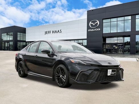 Used 2025 Toyota Camry SE w/ Convenience Package FWD image 4