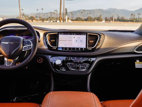 New 2026 Chrysler Pacifica Pinnacle image 13