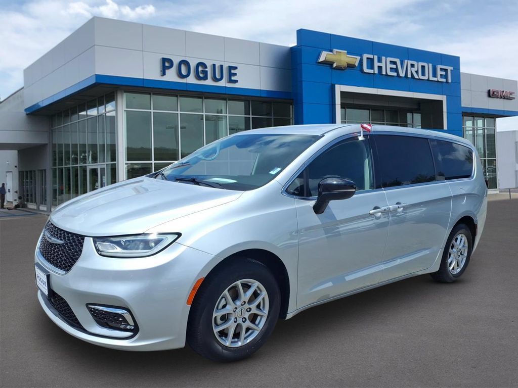 Used 2024 Chrysler Pacifica Touring-L FWD image 4