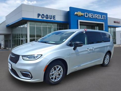 Used 2024 Chrysler Pacifica Touring-L FWD image 4