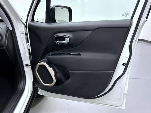 Used 2017 Jeep Renegade Latitude w/ Popular Equipment Group AWD/4WD image 16
