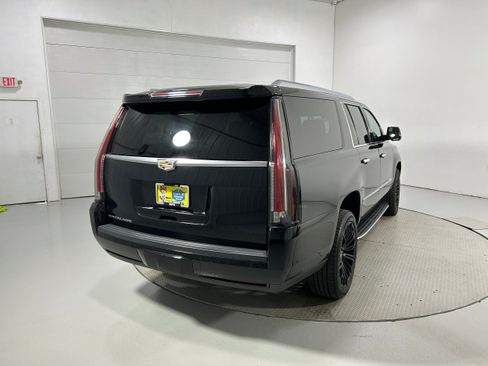 Used 2019 Cadillac Escalade ESV Luxury AWD/4WD image 44