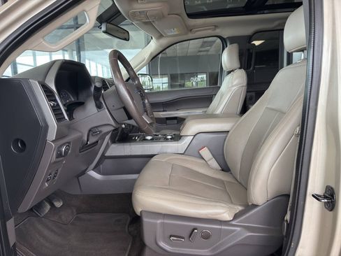 Used 2018 Ford Expedition XLT w/ Equipment Group 201A AWD/4WD image 11