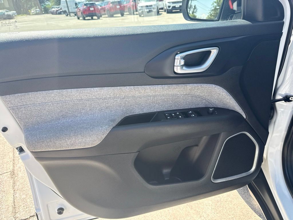 Used 2024 Jeep Compass Latitude AWD/4WD image 10