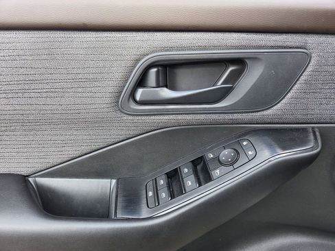 Used 2023 Nissan Rogue S image 15