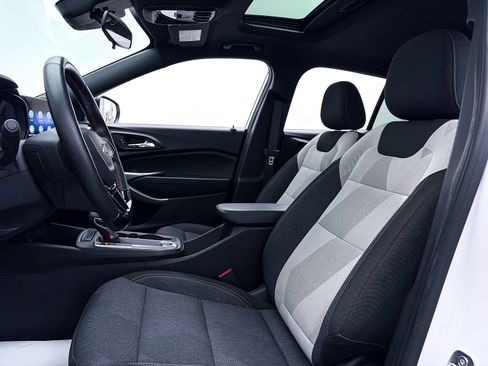 Used 2024 Chevrolet Trax RS w/ Sunroof Package image 17