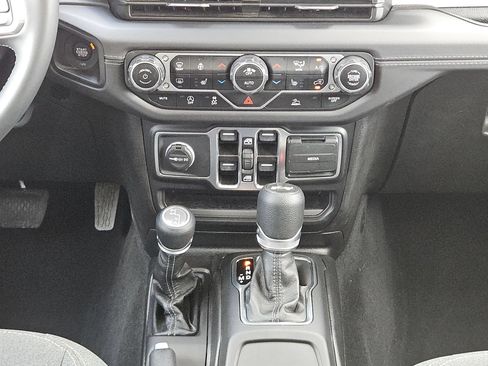 Used 2025 Jeep Wrangler Unlimited Sahara AWD/4WD image 19
