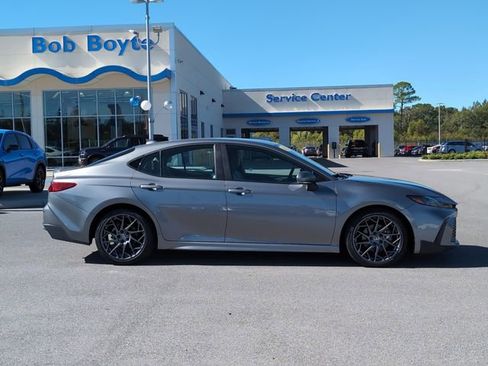 Used 2025 Toyota Camry SE image 2