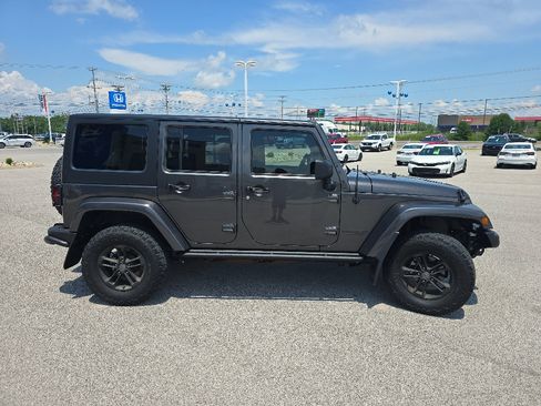 Used 2017 Jeep Wrangler Unlimited Sahara AWD/4WD image 7