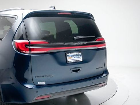 Used 2025 Chrysler Pacifica Limited FWD image 5
