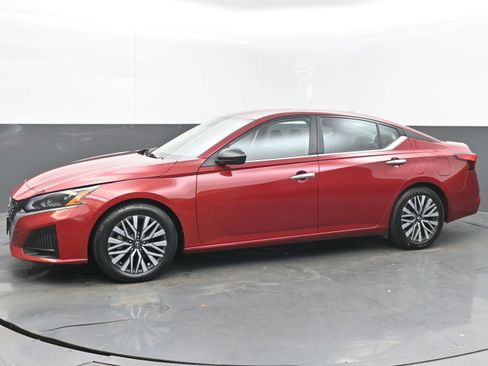 Used 2024 Nissan Altima 2.5 SV image 5